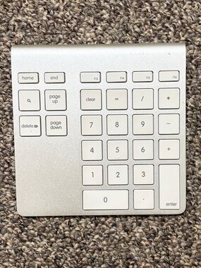 Belkin Silver Wireless Numeric Keypad with White Keys